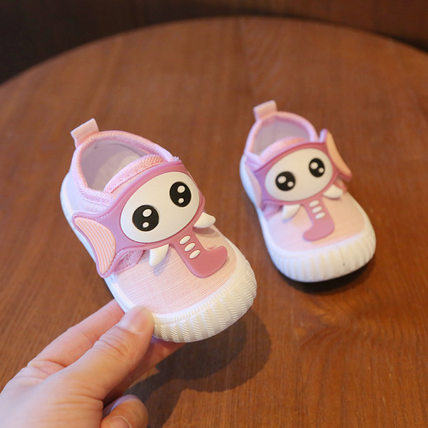 Zīdaiņu apavi ar aplikāciju un 3D elementiem