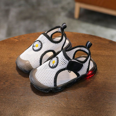 Sandale pentru bebeluși cu aplicație de flori și petice velcro