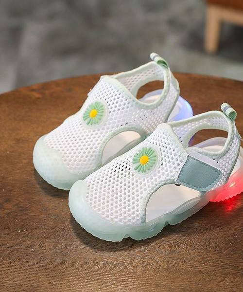 Sandale pentru bebeluși cu aplicație de flori și petice velcro