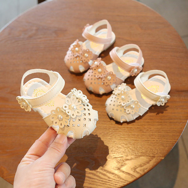 Sandale bebelusi cu elemente 3D pentru fete - doua modele