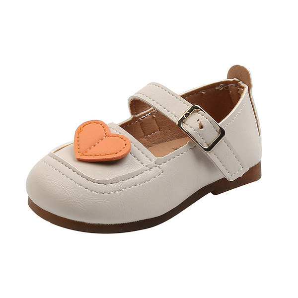 Ādas bērnu sandales ar sirds rotājumu un siksniņu