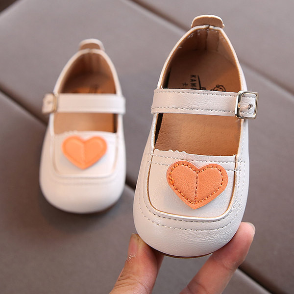 Ādas bērnu sandales ar sirds rotājumu un siksniņu