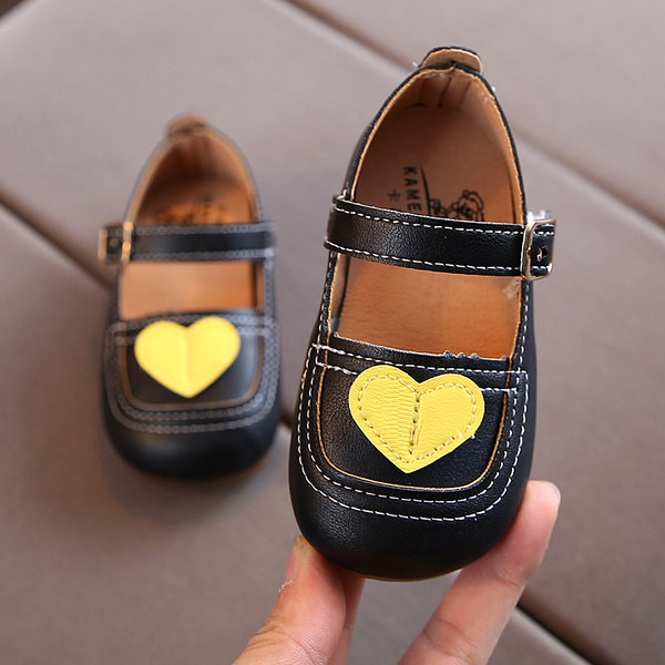 Ādas bērnu sandales ar sirds rotājumu un siksniņu