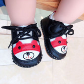 Zīdaiņu bojas puikam ar lāča aplikāciju