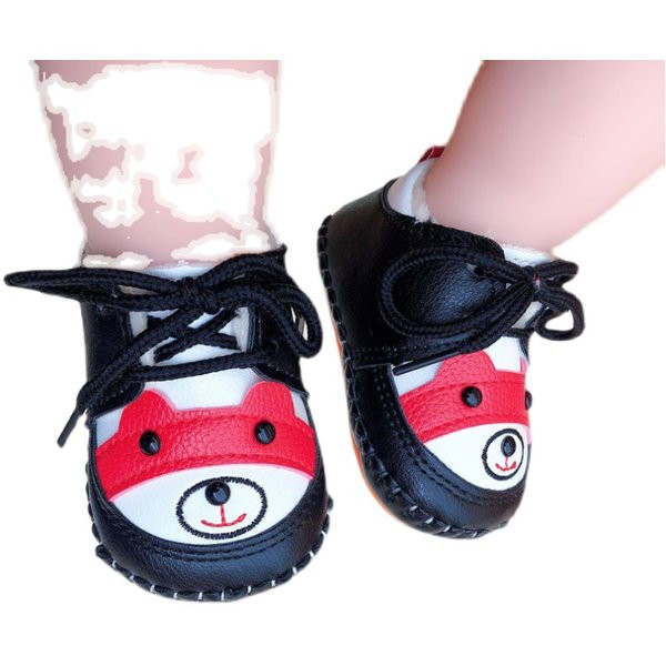 Zīdaiņu bojas puikam ar lāča aplikāciju