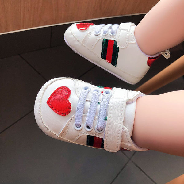 Adidasi bebelusi din piele ecologica cu cravate, autocolante si aplicatie