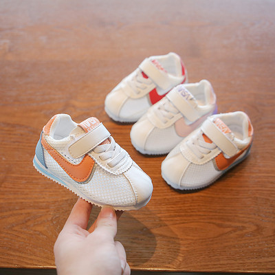 Бебешки ежедневни обувки с лепенки в бял цвят 
