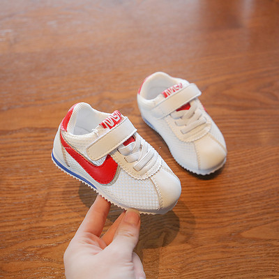 Бебешки ежедневни обувки с лепенки в бял цвят 