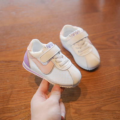 Бебешки ежедневни обувки с лепенки в бял цвят 