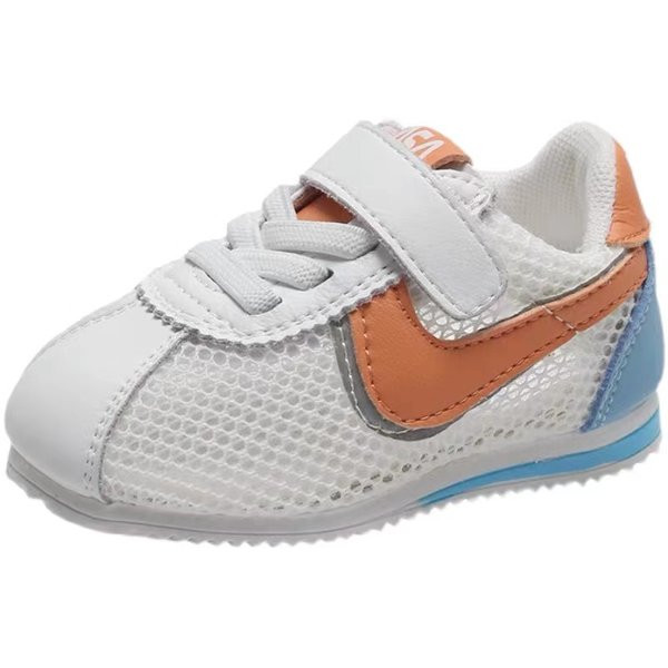 Бебешки ежедневни обувки с лепенки в бял цвят 