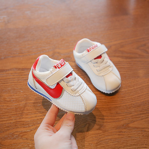 Бебешки ежедневни обувки с лепенки в бял цвят 