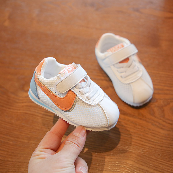 Бебешки ежедневни обувки с лепенки в бял цвят 