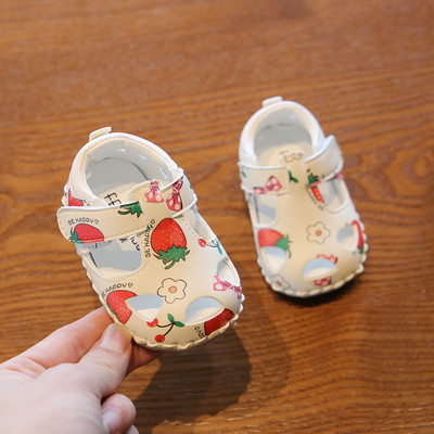 Бебешки модерни обувки с цветна апликация и лепенка 