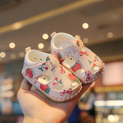 Бебешки модерни обувки с цветна апликация и лепенка 