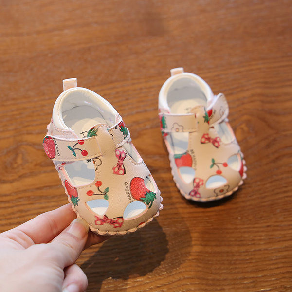 Бебешки модерни обувки с цветна апликация и лепенка 