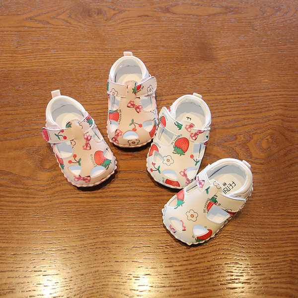 Бебешки модерни обувки с цветна апликация и лепенка 