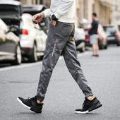 Vīriešu aktuālo sporta bikšu garais modelis