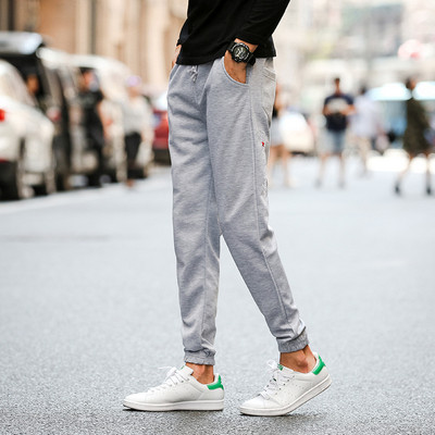 Vīriešu aktuālo sporta bikšu garais modelis