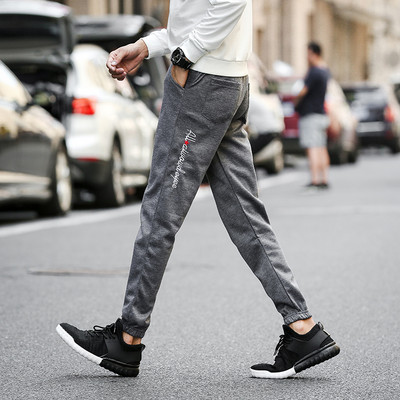 Vīriešu aktuālo sporta bikšu garais modelis