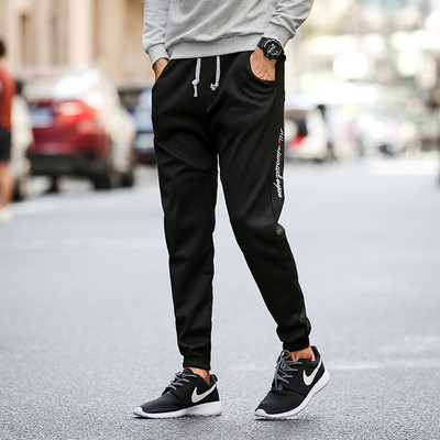 Vīriešu aktuālo sporta bikšu garais modelis