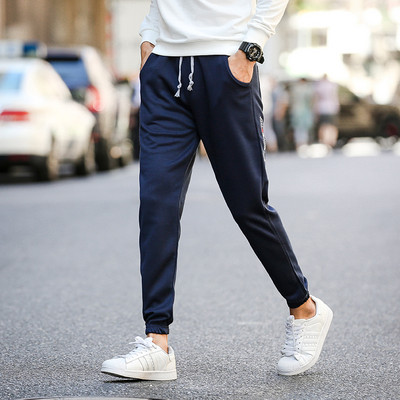 Vīriešu aktuālo sporta bikšu garais modelis