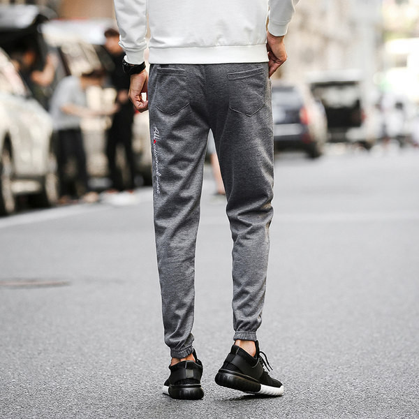 Vīriešu aktuālo sporta bikšu garais modelis