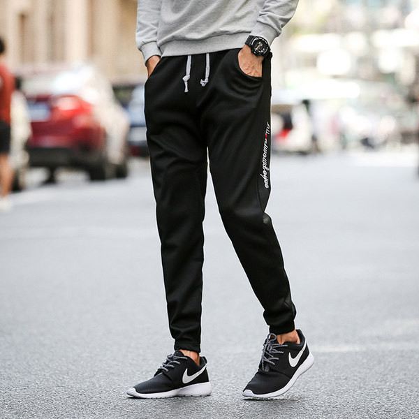 Vīriešu aktuālo sporta bikšu garais modelis