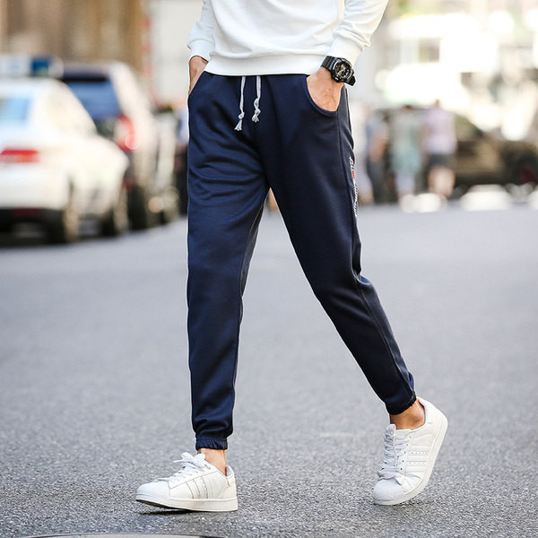 Vīriešu aktuālo sporta bikšu garais modelis