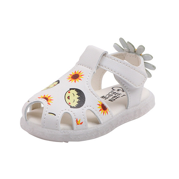 Sandale pentru bebelusi cu broderie si talpa moale