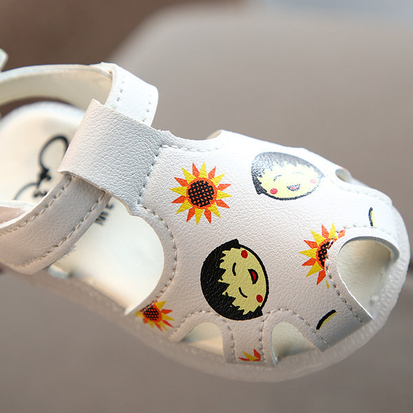Sandale pentru bebelusi cu broderie si talpa moale