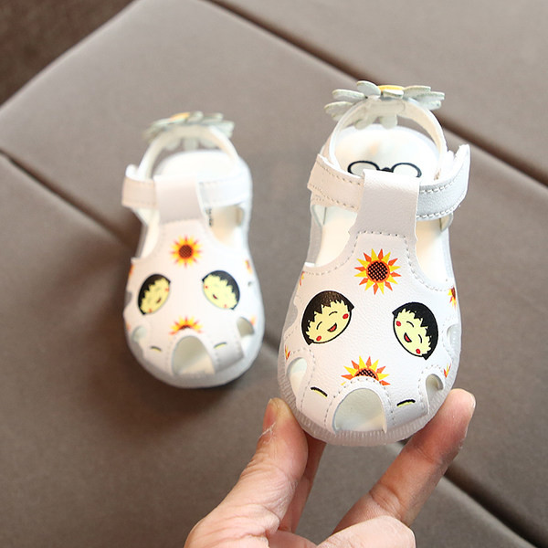 Sandale pentru bebelusi cu broderie si talpa moale