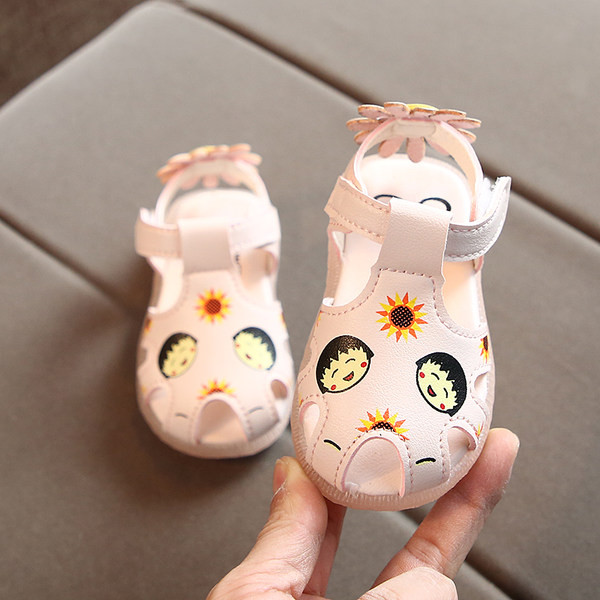 Sandale pentru bebelusi cu broderie si talpa moale