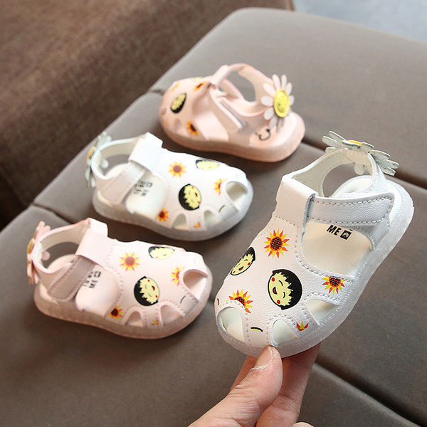 Sandale pentru bebelusi cu broderie si talpa moale