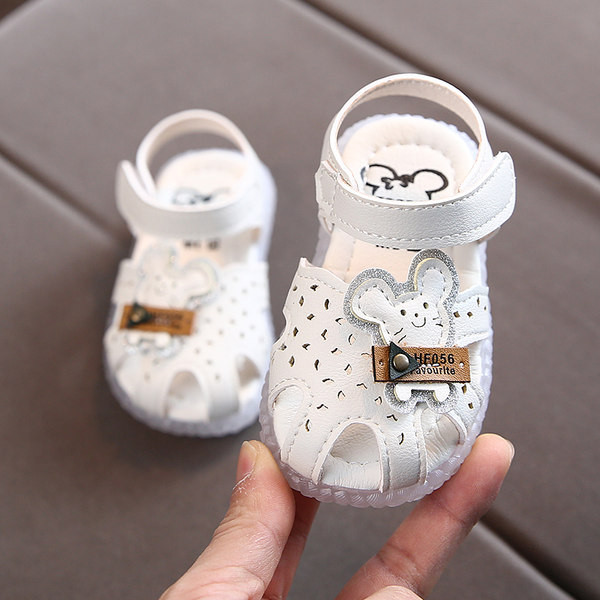 Sandale din piele pentru bebeluși cu element 3D și autocolante