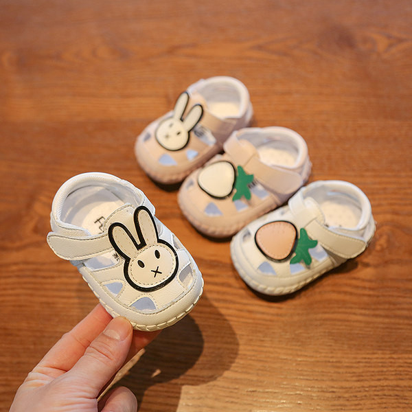 Бебешки кожени обувки с апликация в два цвята