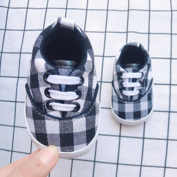 Adidași pentru bebeluși din material textil cu șireturi