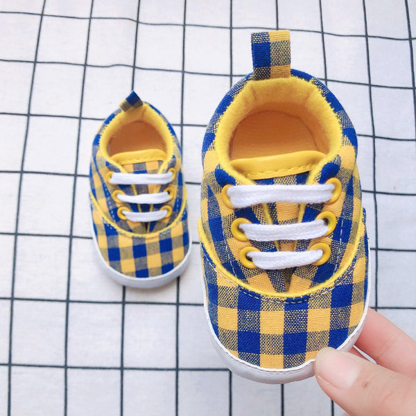 Adidași pentru bebeluși din material textil cu șireturi