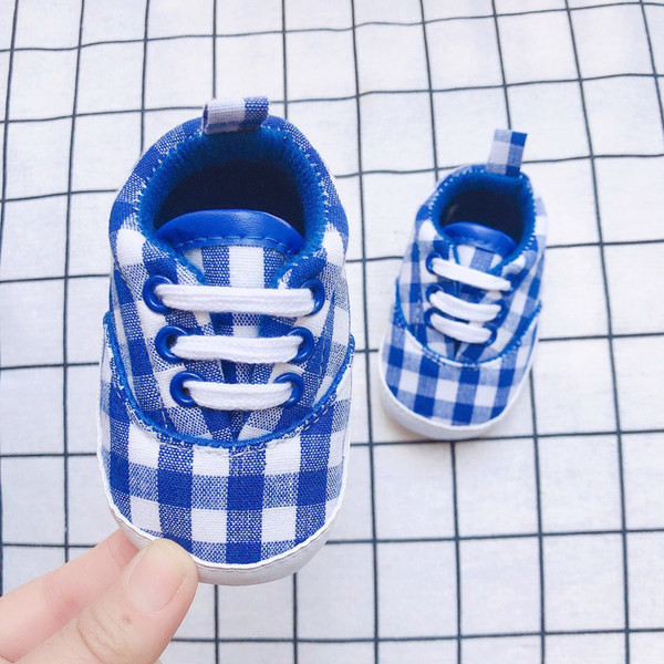 Adidași pentru bebeluși din material textil cu șireturi