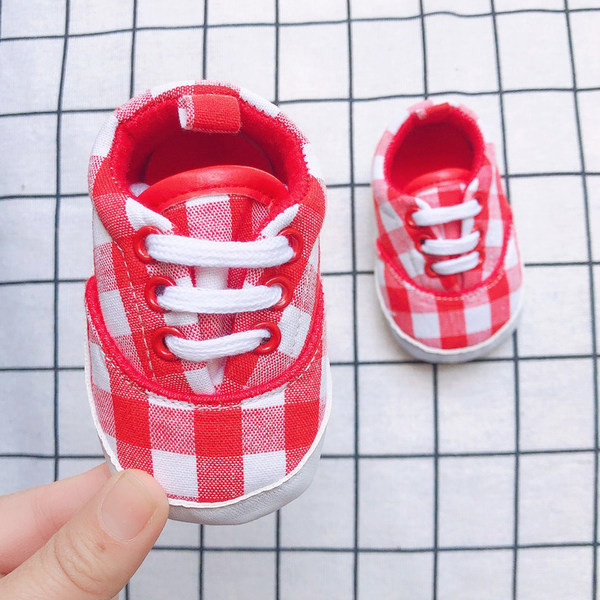 Adidași pentru bebeluși din material textil cu șireturi