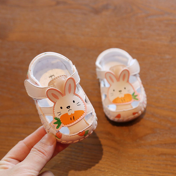 Jauns mazuļu apavu modelis ar krāsu aplikāciju divās krāsās