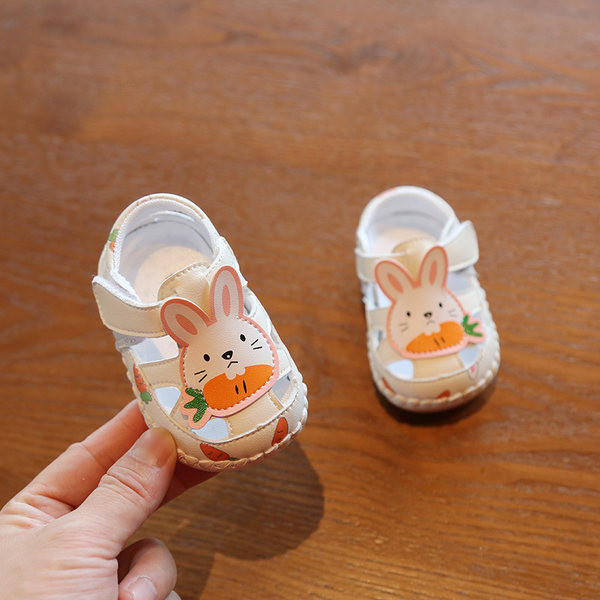 Jauns mazuļu apavu modelis ar krāsu aplikāciju divās krāsās