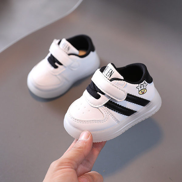 Zīdaiņu apavi ar uzrakstu un aplikāciju