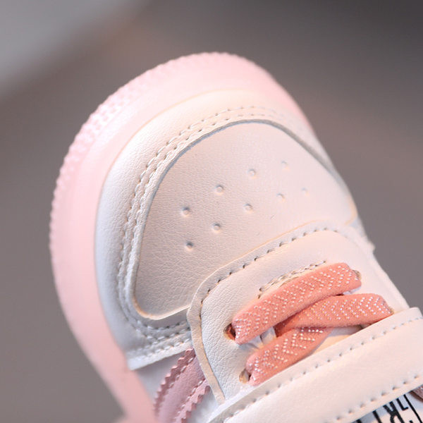 Zīdaiņu apavi ar uzrakstu un aplikāciju