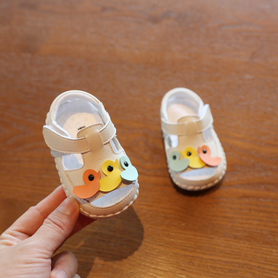 Ikdienas bērnu apavi ar uzlīmēm un aplikācijām