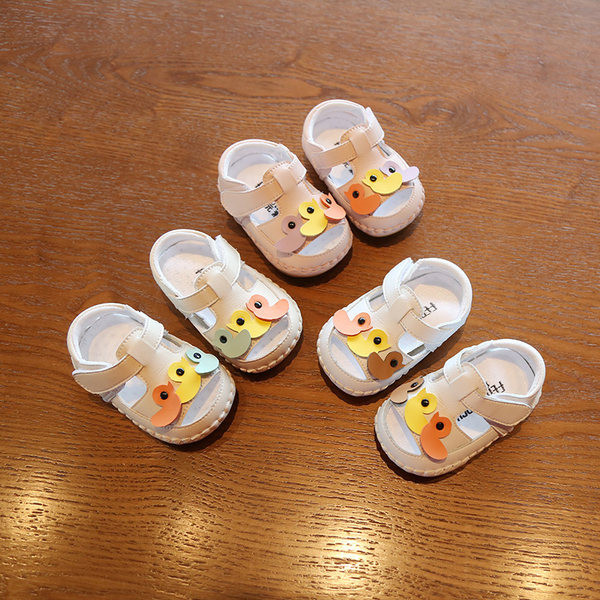 Ikdienas bērnu apavi ar uzlīmēm un aplikācijām