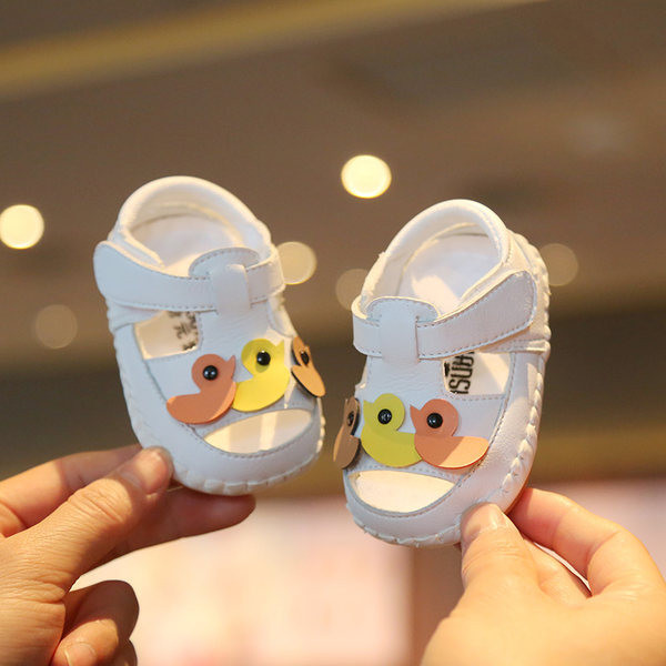 Ikdienas bērnu apavi ar uzlīmēm un aplikācijām