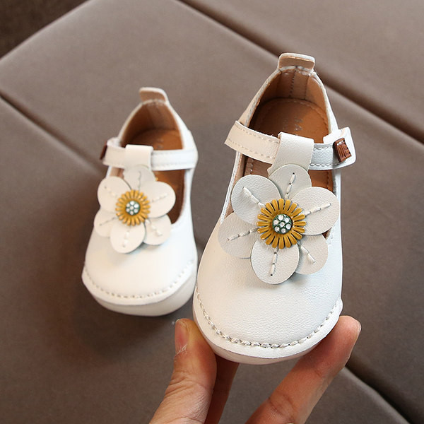 Sandale pentru bebeluși cu element de flori 3D și autocolant