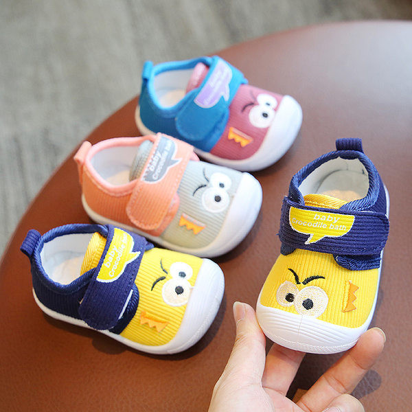 Бебешки обувки с надпис и 3D апликация