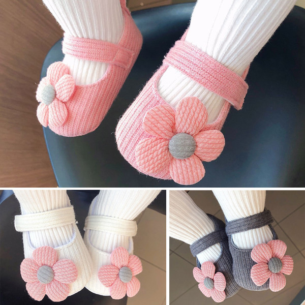 Sandale tricotate pentru bebeluși pentru o fată cu o floare
