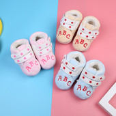 Pantofi pufosi pentru nou-nascuti cu broderie